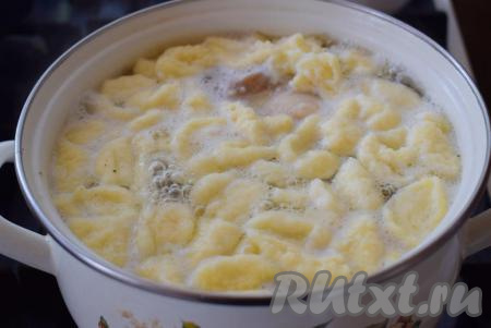 Когда все галушки будут добавлены, даем куриному супа провариться, примерно, 7-8 минут с момента закипания на небольшом огне. Солим, перчим наш суп и добавляем любимые специи.