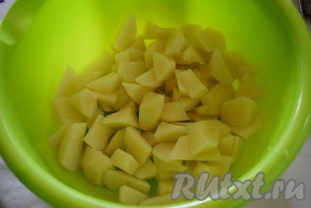 Очистим картофель и нарежем его на дольки.
