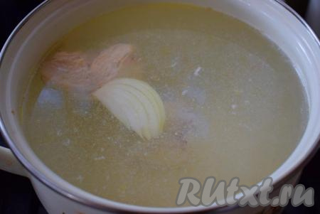 В кастрюлю наливаем холодную воду, добавляем куриное мясо и очищенный лук, разрезанный на 4 части. Ставим кастрюлю на огонь, доводим до кипения и варим бульон до готовности курицы (примерно, 30-40 минут).