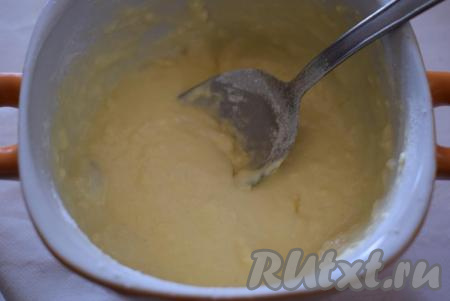 Перемешиваем сметану с яйцом и солью, затем постепенно начинаем вводить муку.