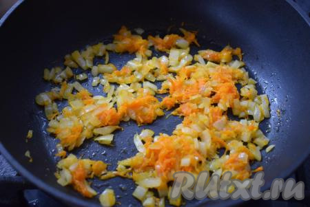 Пока варится бульон, приготовим зажарку, для этого очистим лук и морковь. Лук мелко нарежем, а морковь натрем на крупной терке. В сковороде разогреем растительное масло, добавим лук с морковью и обжарим их, иногда помешивая, до прозрачности на слабом огне (примерно, 15 минут), накрыв крышкой.