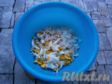 Вареные яйца нарезать длинными кусочками и добавить к курице вместе с очищенным и мелко нарезанным луком.
