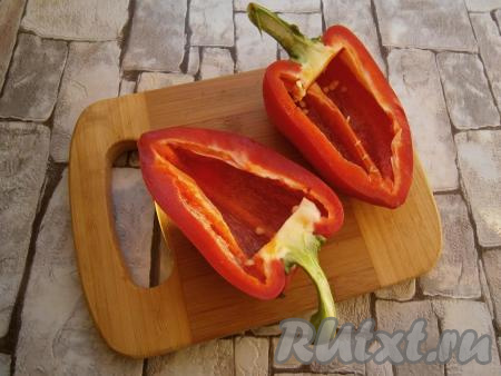 Болгарский перец разрезать на 2 половинки, удалить аккуратно семена, оставив хвостики.