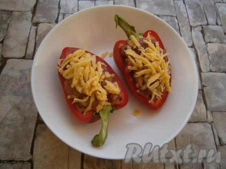 Посыпать мясо сверху половиной натертого сыра.