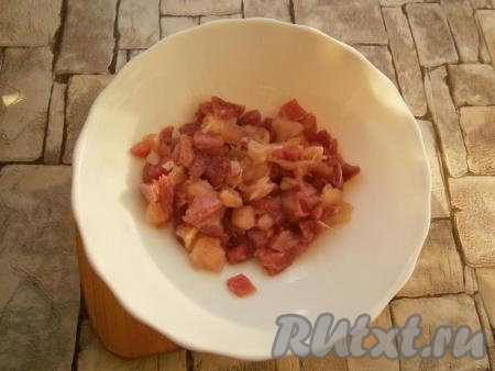 Куриное филе и мясо индейки нарезать маленькими кусочками.