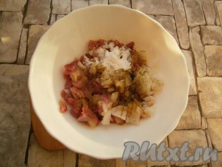 Добавить хмели-сунели, очищенный и мелко нарезанный репчатый лук, влить соевый соус, всыпать крахмал, перемешать и начинка для фарширования перцев готова.