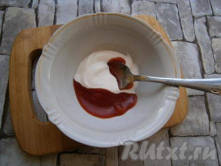 Отправить фаршированный перец, накрыв специальной крышкой для микроволновки с выходом пара, на 5&nbsp;минут в микроволновку при мощности 700-750 Ватт. Пока перец готовится, смешать сметану и томатный соус.