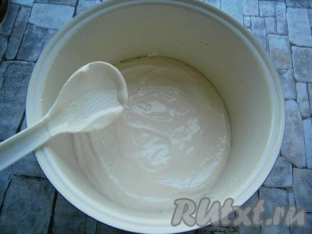 Чашу мультиварки смазать сливочным маслом, дно застелить пергаментом. Выложить в чашу подготовленное тесто.