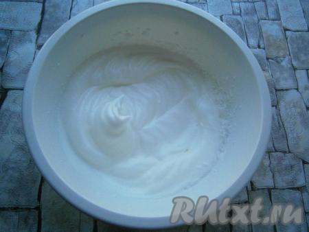 Охлажденные яйца разделить на белки и желтки. Белки взбить со щепоткой лимонной кислоты&nbsp;миксером до пышного состояния и устойчивых пиков (взбивать в течение 3-4 минут).