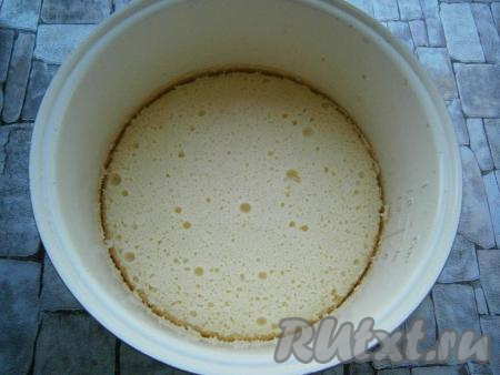 Чашу поместить в мультиварку, закрыть крышку и выставить режим "Выпечка" на 60-80 минут (зависит от мощности мультиварки). Мощность моей мультиварки 900 Ватт и бисквит выпекался 80 минут. Через 45 минут после начала выпечки, откройте крышку и попробуйте верх бисквита, если сырой - закрывайте и выпекайте дальше.