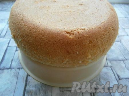 Оставить готовый бисквит в мультиварке с открытой крышкой на 10-15 минут, затем, ножом проведя по стенкам чаши, перевернуть его с помощью чаши для варки на пару. Полностью дать бисквиту остыть, а затем завернуть в пищевую пленку и дать ему отлежаться 5-6 часов.&nbsp;