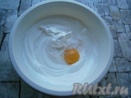 Продолжая взбивать, добавлять понемногу сахар. Также&nbsp;всыпать и ванильный сахар. Взбивать яйца с сахаром на высокой скорости миксера до плотной белоснежной массы с крепкими пиками. Затем, не прекращая взбивать,&nbsp;добавить&nbsp;по одному все 4 желтка. Каждый желток должен полностью смешаться с белками.