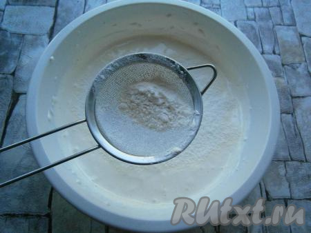 В белково-желтковую массу просеять частями муку, каждый раз аккуратно ее&nbsp;вмешивая в тесто. Муку вмешивать деревянной или пластиковой ложкой! 