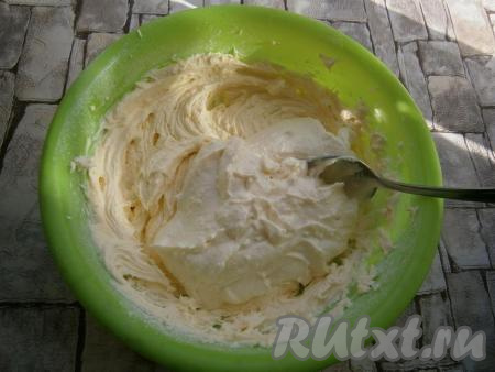 Творожную массу добавить в масляную смесь.