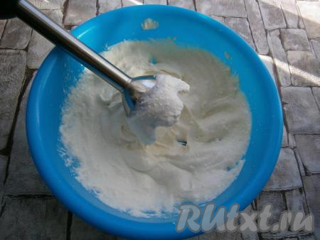 Тщательно взбить творог со сгущенкой погружным блендером. Должна&nbsp; получиться гладкая, однородная творожная масса.