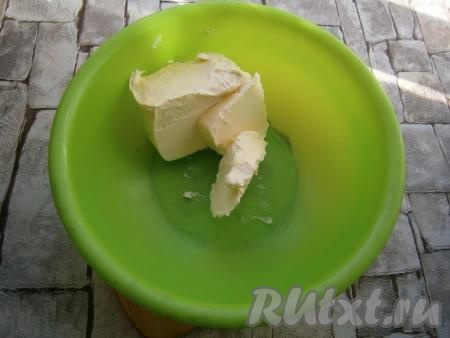 Размягченное сливочное масло поместить в миску.