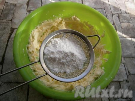 Взбить масло миксером до светлого, пышного состояния. Просеять в масло сахарную пудру, добавить ванилин, перемешать масляную смесь на низких оборотах миксера.