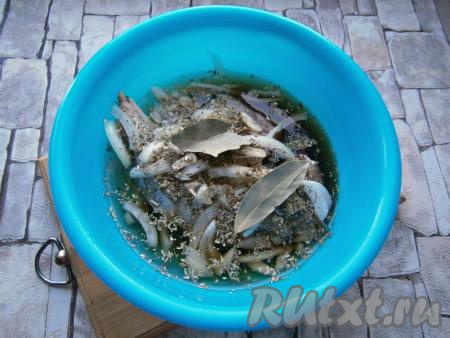 Добавить соевый соус, уксус (или сок лимона), всыпать орегано и хмели-сунели, лавровые листья, влить воду, перемешать. Попробовать на вкус, если нужно - добавить немного соли.