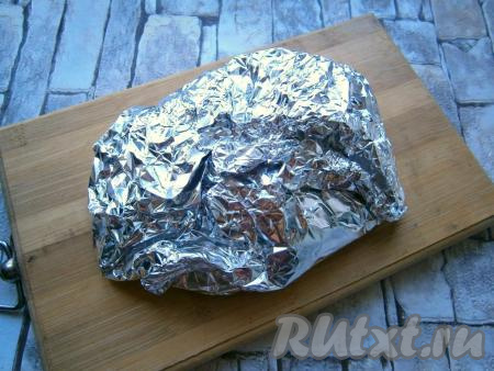 Края фольги завернуть вверх, полностью накрыв маринованного кролика. Отправить мясо в разогретую до 180-190 градусов духовку на 1 час.