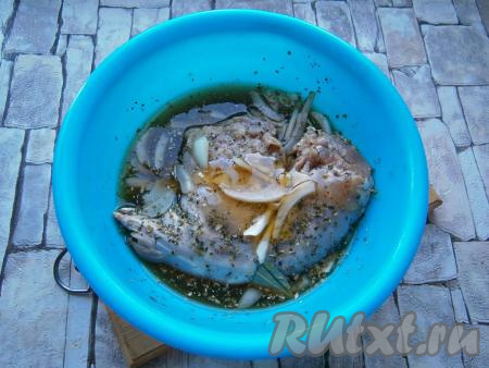 Сюда же добавить и жидкий мед, снова хорошо перемешать и оставить кролика для маринования на 2 часа при комнатной температуре.