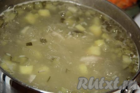 Когда картошка и рис проварятся минут 15, добавить в суп нарезанные соленые огурчики, влить 1 стакан огуречного рассола и варить 10 минут.