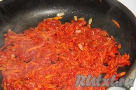 Затем добавить в сковороду томатную пасту, перемешать, потомить зажарку пару минут на небольшом огне.