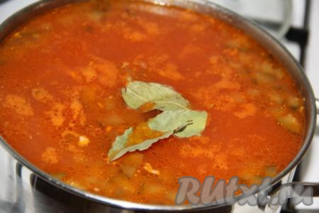 Когда рис и картошка будут готовы, добавить в рассольник зажарку, лавровый лист,&nbsp;горошины чёрного перца и соль. Прежде чем посолить, попробуйте суп на вкус, так как огурцы и рассол дадут достаточно соли. Томить рассольник минут 5, а затем снять с огня и дать настояться минут 15-20 под крышкой.