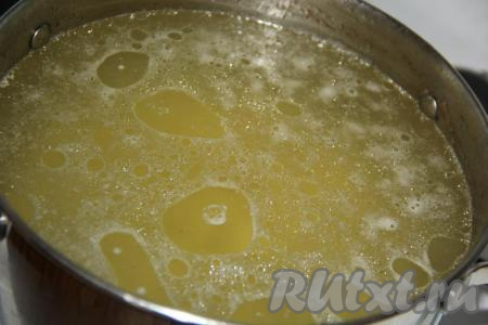 В кипящий бульон выложить нарезанные картошку и мясо.