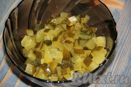 Огурчики нарезать на кубики.