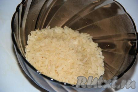 Вместе с картофелем и мясом добавить в бульон рис, варить с момента закипания 15 минут на небольшом огне.