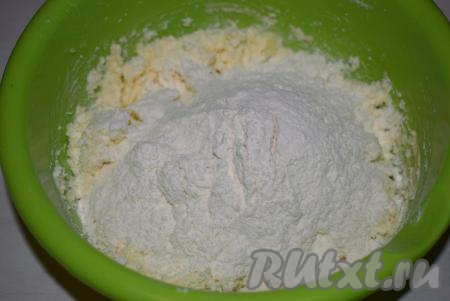 Добавляем к тесту муку и начинаем замешивать.