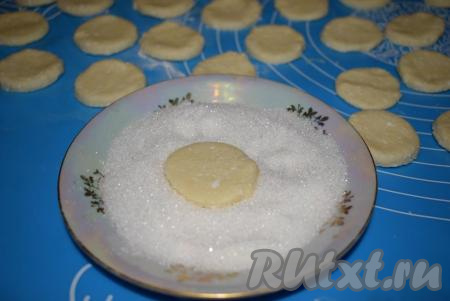 Далее берем заготовку в руку и обмакиваем её в сахар с одной стороны, хорошо надавливая на тыльную сторону печенья.