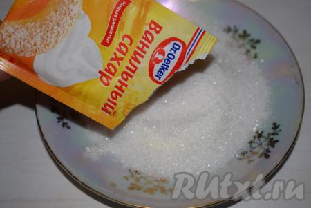 Подготовим сахар для обвалки печенья, для этого 80 грамм сахара насыпаем в блюдце, добавляем оставшийся ванильный сахар и перемешиваем.