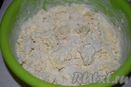 Вымешиваем тесто, примерно, 4-5&nbsp;минут.