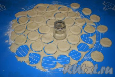 При помощи формочки для печенья или рюмки&nbsp;вырезаем печенюшки.