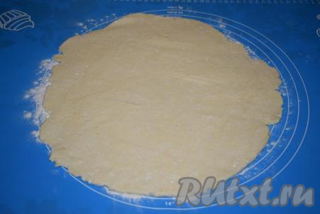 На поверхности, присыпанной мукой, раскатываем творожное тесто в пласт высотой не менее 0,5-0,8 см (чтобы печенье не получилось тонким).