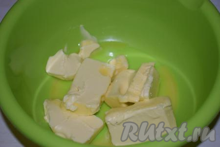 Сливочное масло нарежем на кубики и отправим в микроволновку на 20 секунд или оставим при комнатной температуре. Масло должно слегка размягчиться (как на фото).