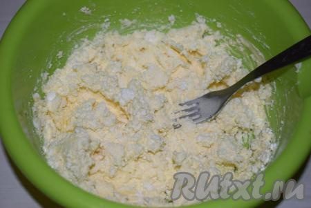 Перетираем все ингредиенты при помощи вилки, превращая тесто в мелкую крошку.