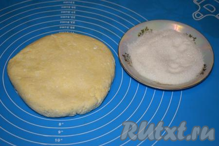 Охлажденное творожное тесто достаем из холодильника, снимаем пленку.