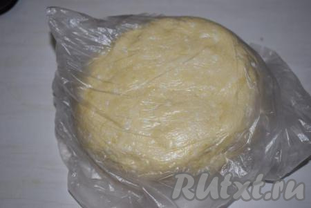 Кладем тесто в полиэтиленовый пакет и отправляем в холодильник на 30 минут.
