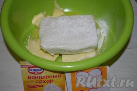 К маслу добавим 3 столовые ложки сахара, половину пакетика ванильного&nbsp;сахара, разрыхлитель и творог.