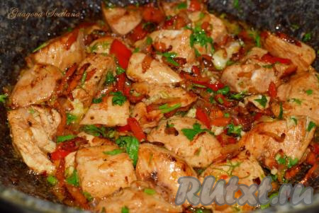 Куриное филе с овощами на сковороде