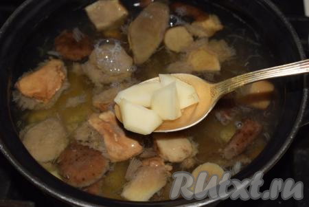 В кастрюлю с грибами кладем картофель, солим, перчим суп и варим его до готовности картошки (примерно, 15-20 минут).