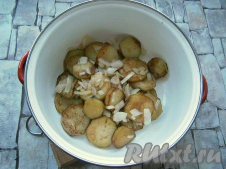 Все баклажаны и лук сложить в миску или небольшую кастрюльку.