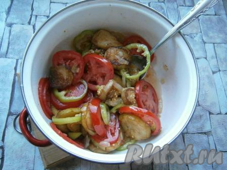 Овощи посолить и поперчить, сбрызнуть лимонным соком, перемешать.