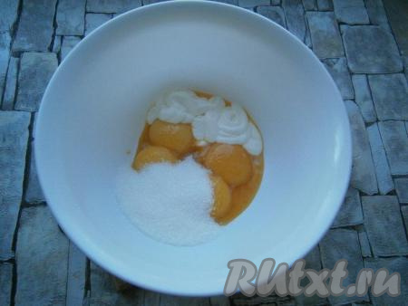 К двум яйцам и двум желткам добавить сахар, ванильный сахар и сметану.