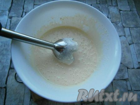 Пробить все погружным блендером почти до однородного состояния.