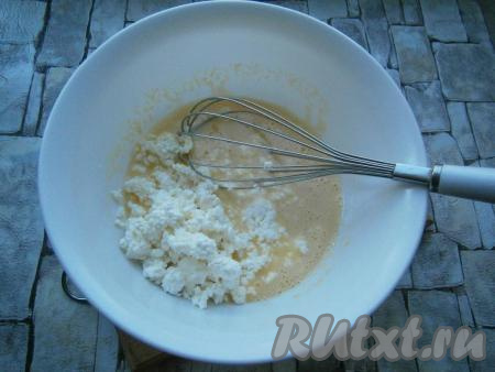 Далее&nbsp;добавить творог.
