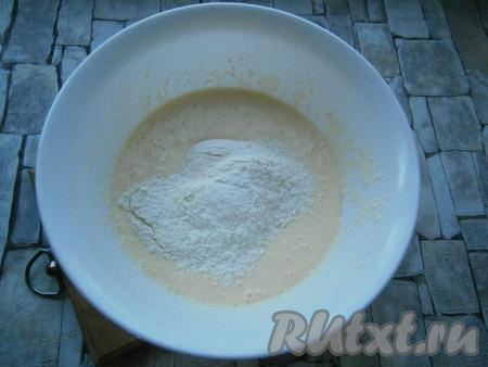 Всыпать муку с разрыхлителем.