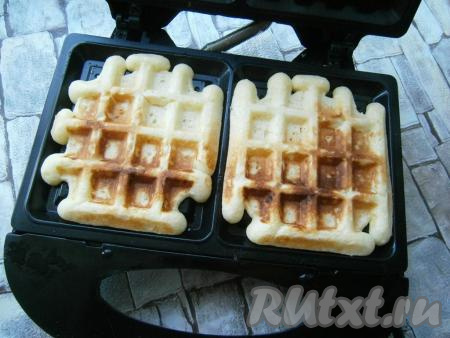 Выпекать творожные вафли, закрыв электровафельницу, примерно, 3-4 минуты.